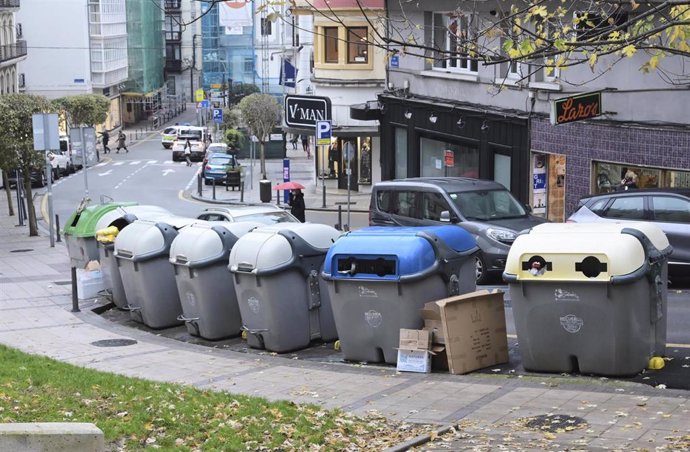 Archivo - Varios contenedores de basura en Santander