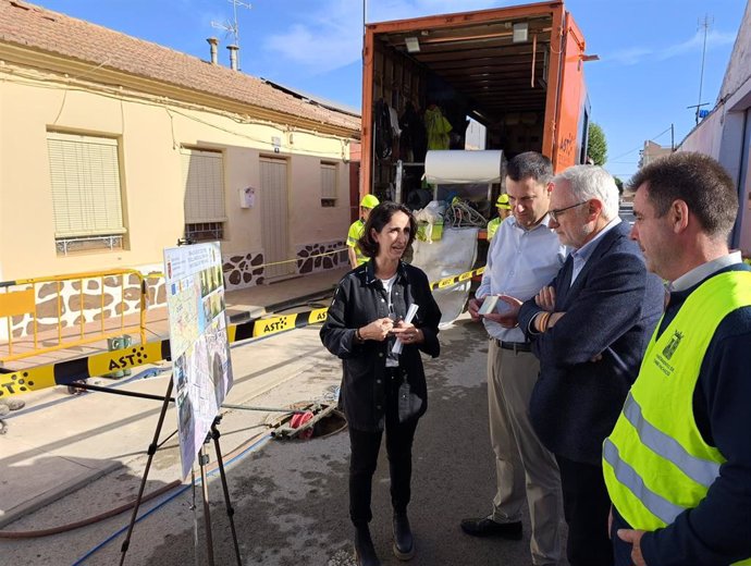 El director general del Agua, José Sandoval, junto al alcalde de Torre Pacheco Pedro Ángel Roca, en la zona donde se están reparando las tuberías de saneamiento