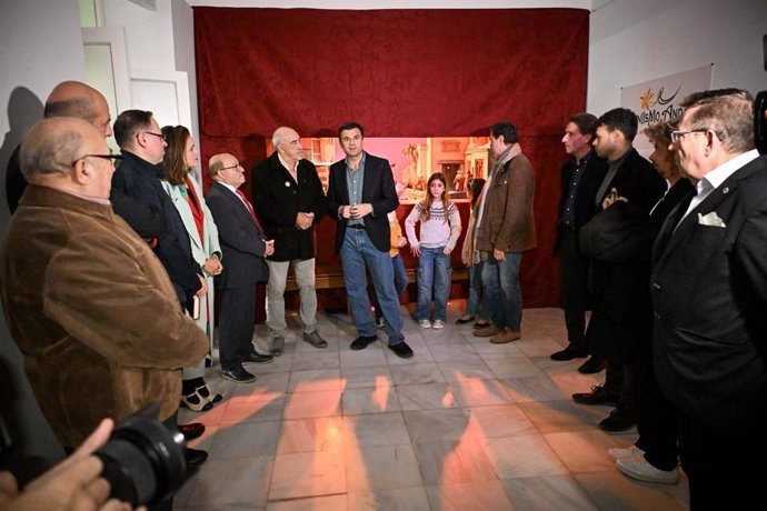 El alcalde de Cádiz, Bruno García, y la teniente de alcaldesa de Fiestas, Beatriz Gandullo, en la inauguración del Belén municipal.