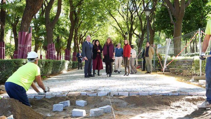 Sanz supervisa los trabajos de mejora integral de los jardines del Prado de San Sebastián.