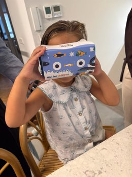 El Hospital Clínico de Valencia incorpora kits de realidad virtual para pacientes pediátricos que se someten a una cirugía programada