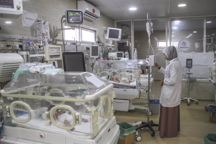 Archivo - Una trabajadora sanitaria atiende a un niño con desnutrición en el Hospital Kamal Aduan, en el norte de la Franja de Gaza (archivo)