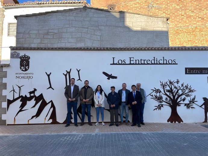 Francisco Reyes, en el centro, con representantes provinciales y locales de Noalejo.