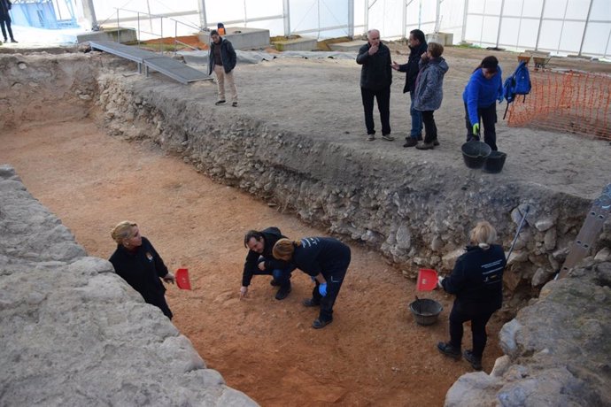 El taller Recual de Noheda culmina una excavación de 70 m2 y saca a la luz un pie de una estatua de bronce.