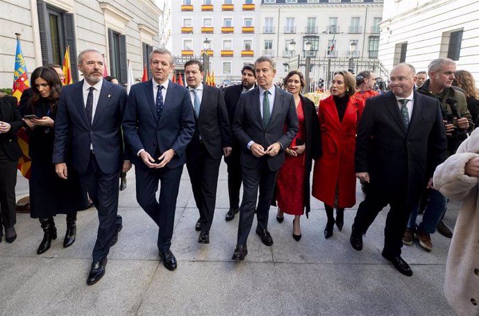 El presidente de Aragón, Jorge Azcón, el primero a la izquierda, junto al resto de líderes 'populares' a su llegada al acto institucional por el Día de la Constitución, en el Congreso de los Diputados.