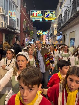 Ambiente previo a la cabalgata de Merlín y el Cartero Real en las calles de El Puerto.