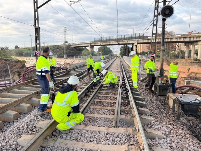 Trabajos de Renfe en las vías para recuperar los servicios ferroviarios afectados por la dana en Valencia