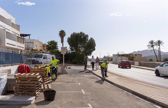 Obras para un nuevo acerado y alumbrado público en la travesía del Pozo de los Frailes.