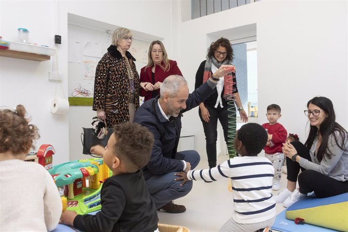 El Consejero De Educación, FP Y Universidades, Sergio Silva, Visita Al CEIP Menéndez Pidal