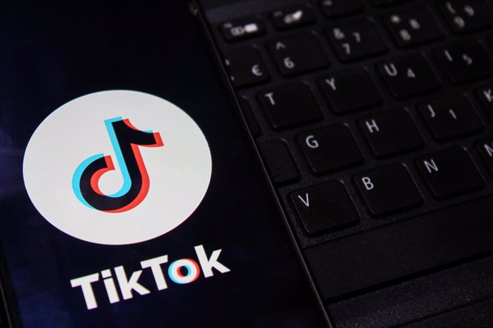 Archivo - Imagen de archivo del logo de TikTok en un teléfono móvil