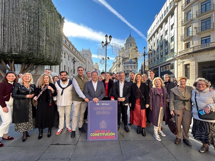 Ricardo Sánchez, en el centro, en una convocatoria pública realizada por el PP de Sevilla, con motivo de la conmemoración del 46 aniversario de la Carta Magna.