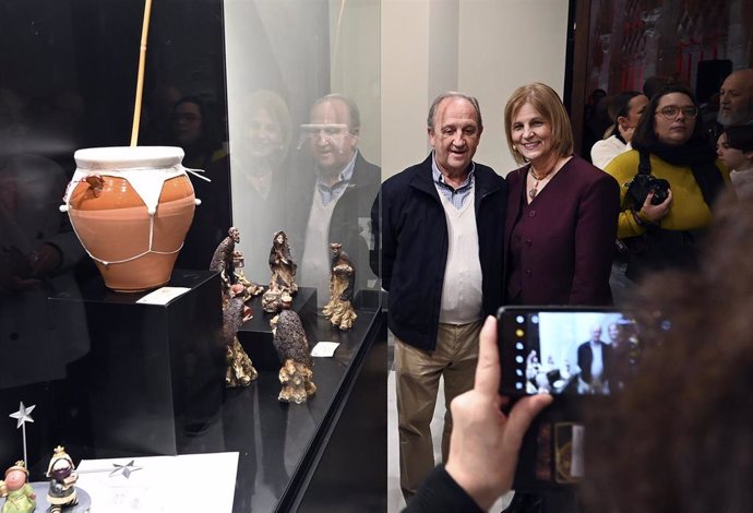 La alcaldesa de Jerez, en la exposición en los claustros de Santo Domingo acerca de la Navidad.