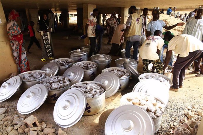 Archivo - Entrega de alimentos a desplazados en la ciudad de Omdurmán, adyacente a la capital de Sudán, Jartum (archivo)