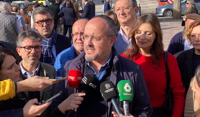 El líder del PP catalán, Alejandro Fernández, en declaraciones a los medios este viernes en Tarragona