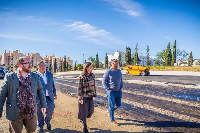 La alcaldesa de San Fernando visita las obras de los aparcamientos "tácticos" de Ronda del Estero y Rafael Alberti.