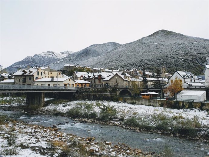 Archivo - El Pirineo oscense está en alerta naranja por nieve este sábado.