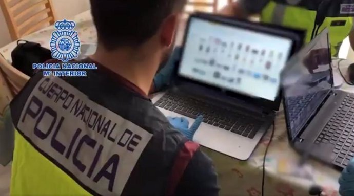 Archivo - Un agente de la Policía Nacional investiga en las redes sociales casos de sextorsión.