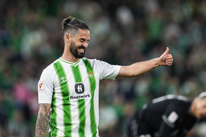 Archivo - Francisco 'Isco' Alarcon of Real Betis gestures during the Spanish league, La Liga EA Sports, football match played between Real Betis and Sevilla FC at Benito Villamarin stadium on April 28, 2024, in Sevilla, Spain.