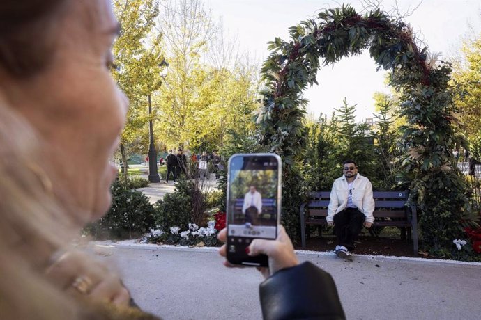 Un jardín efímero y un arco verde en el paseo de México del Retiro, el escenario para las mejores fotografías de esta Navidad