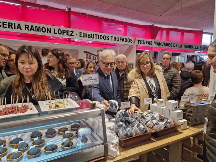 Rincón y Amparo Cuéllar durante su paseo por la Feria de la Trufa de Sarrión.