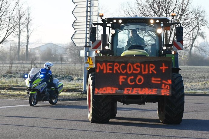 Un agricultor protesta a França contra l'acord comercial entre la UE i Mercosur.