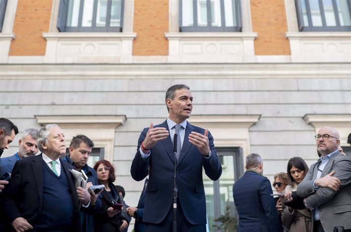 El presidente del Gobierno, Pedro Sánchez, interviene antes del acto institucional por el Día de la Constitución, en el Congreso de los Diputados, a 6 de diciembre de 2024, en Madrid (España).