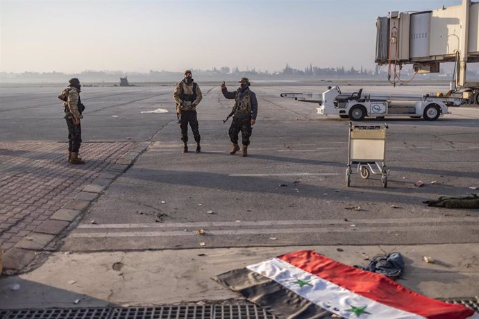 Miembros de grupos yihadistas y rebeldes tras la toma del control del aeropuerto de Alepo, en Siria (archivo)