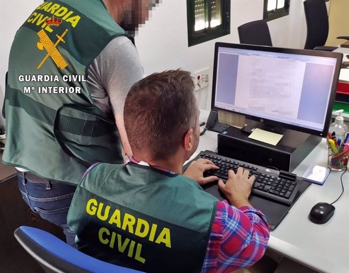 Archivo - Imagen de recurso de dos agentes de la Guardia Civil.