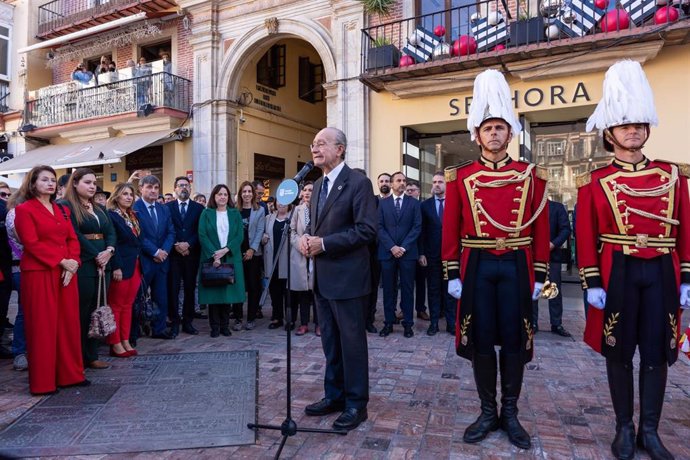 Francisco de la Torre asiste a los actos municipales con motivo del Día de la Constitución.