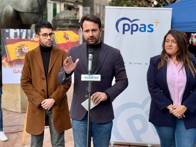 El presidente del PP de Asturias, Álvaro Queipo, en un acto de NNGG con motivo de la conmemoración de la Constitución