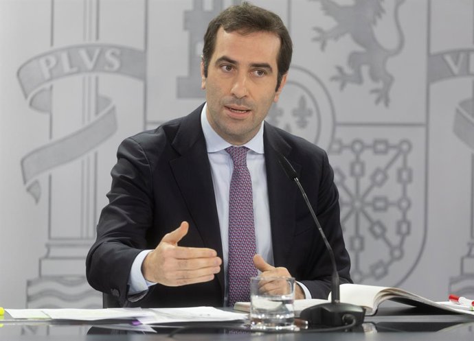 El ministro de Economía, Comercio y Empresa, Carlos Cuerpo, interviene durante una rueda de prensa tras la reunión del Consejo de Ministros en el Palacio de La Moncloa, a 28 de noviembre de 2024, en Madrid (España). El Consejo de Ministros, que se celeb