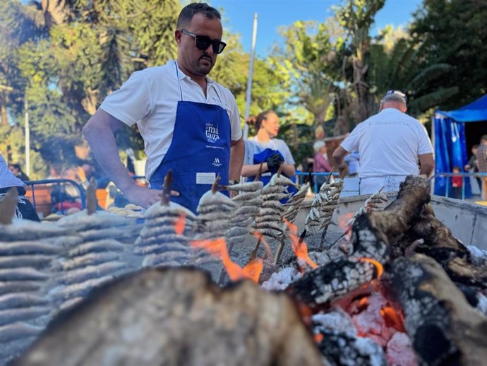 La 'Gran Feria Sabor a Málaga' celebra una gran espetada solidaria con 40 kilos de sardinas.