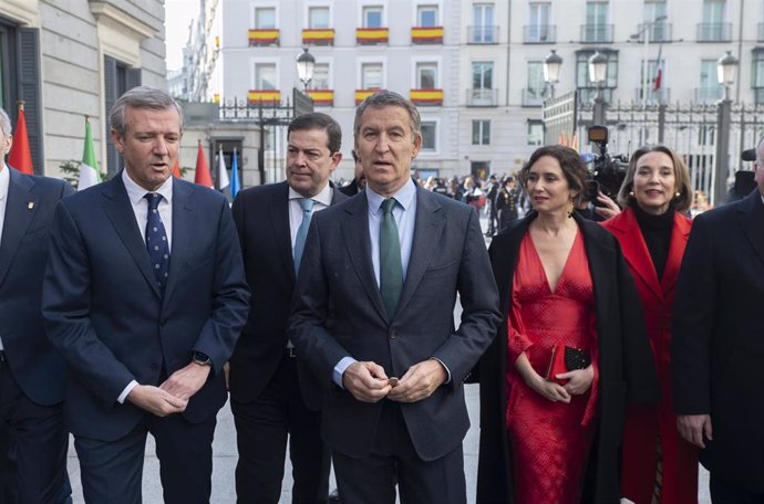 (I-D) El presidente de la Xunta de Galicia, Alfonso Rueda, el presidente de la Junta de Castilla y León, Alfonso Fernández Mañueco, el presidente del Partido Popular, Alberto Núñez Feijóo, la presidenta de la Comunidad de Madrid, Isabel Díaz Ayuso, y la s