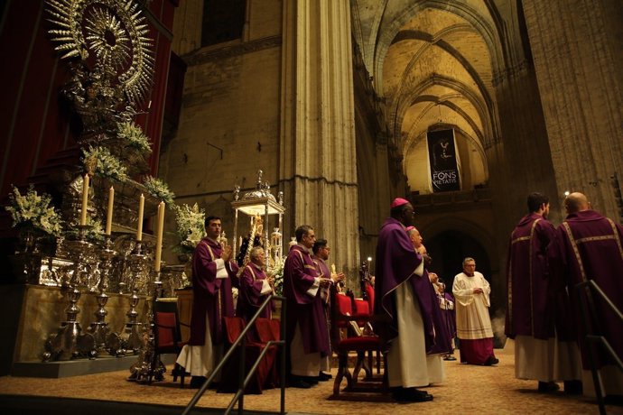 Misa celebrada en el Altar Mayor de la Catedral, con la Virgen de Setefilla presidiendo el monumento de plata de Pina.