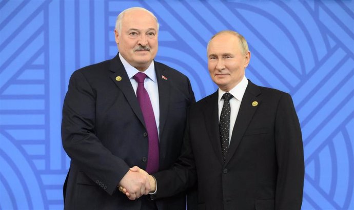 Archivo - El presidente de Rusia, Vladimir Putin, y el presidente de Bielorrusia, Alexander Lukashenko