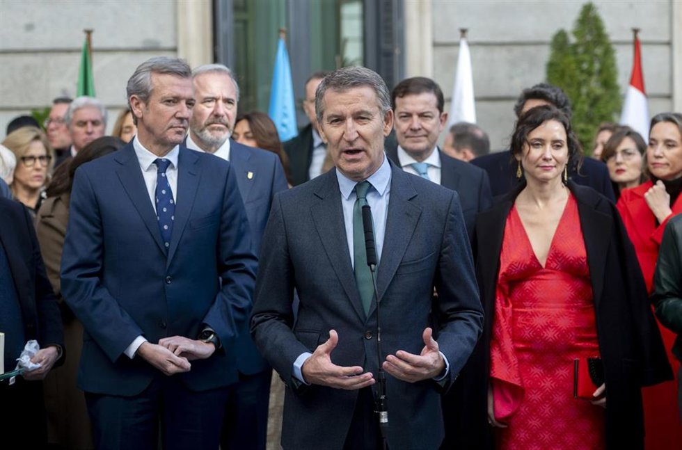 El presidente del Partido Popular, Alberto Núñez Feijóo, interviene antes del acto institucional por el Día de la Constitución, en el Congreso de los Diputados, a 6 de diciembre de 2024, en Madrid (España). Las Cortes Generales conmemoran el 46 anivers