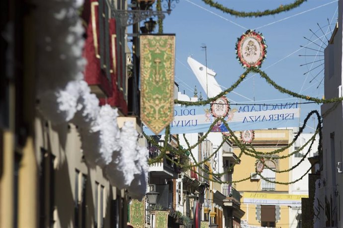 Una de las calles del barrio de la Macarena, engalanadas para la ocasión.