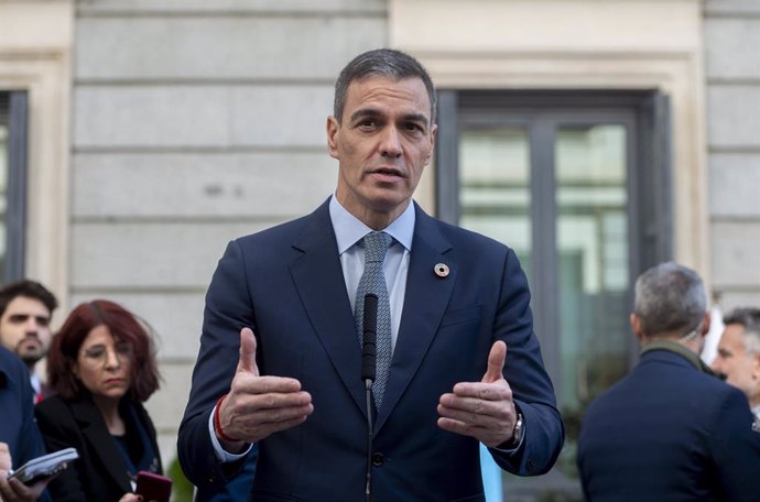 El presidente del Gobierno, Pedro Sánchez, interviene antes del acto institucional por el Día de la Constitución, en el Congreso de los Diputados, a 6 de diciembre de 2024, en Madrid (España). Las Cortes Generales conmemoran el 46º aniversario de la aprob