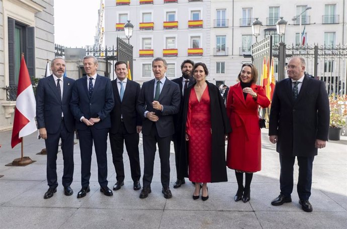 (I-D) El presidente de Aragón, Jorge Azcón, el presidente de la Xunta de Galicia, Alfonso Rueda, el presidente de la Junta de Castilla y León, Alfonso Fernández Mañueco, el presidente del Partido Popular, Alberto Núñez Feijóo, el presidente de la Región d