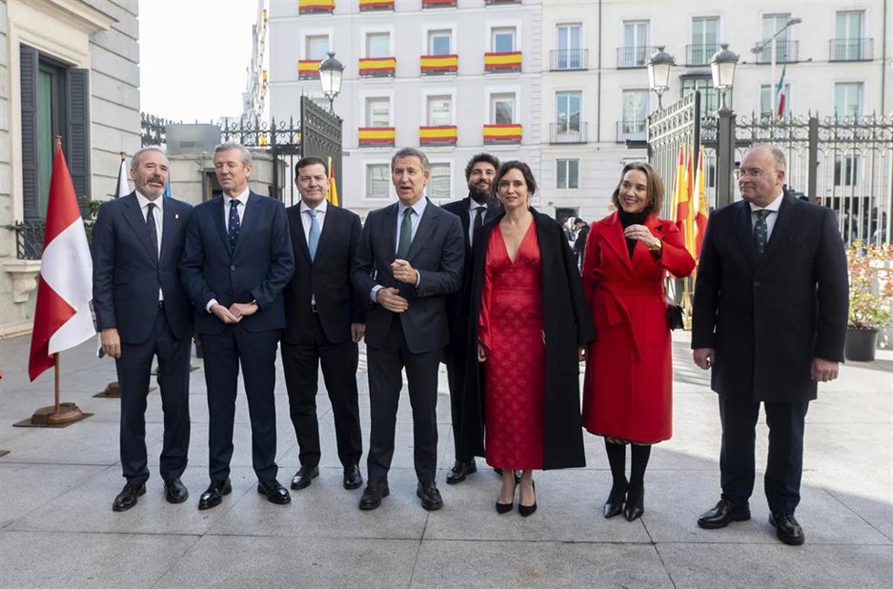 (I-D) El presidente de Aragón, Jorge Azcón, el presidente de la Xunta de Galicia, Alfonso Rueda, el presidente de la Junta de Castilla y León, Alfonso Fernández Mañueco, el presidente del Partido Popular, Alberto Núñez Feijóo, el presidente de la Región