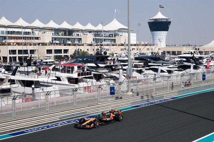 El McLaren de Lando Norris durante los entrenamientos Libres 1 del GP de Abu Dabi.