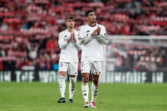 Los jugadores del Real Madrid Jude Bellingham y Raúl Asencio aplauden a los aficionados madridistas desplazados a San Mamés en LaLiga EA Sports 2024-2025. 