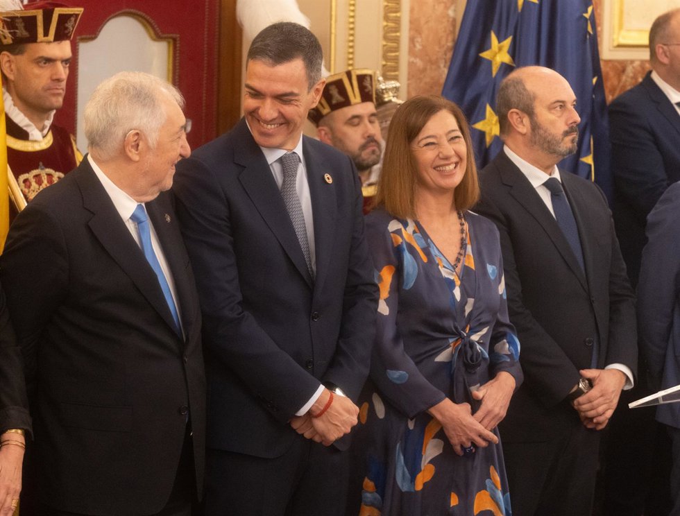 (I-D) El presidente del Tribunal Constitucional, Cándido Conde-Pumpido, el presidente del Congreso, Pedro Sánchez, la presidenta del Congreso, Francina Armengol, y el presidente del Senado, Pedro Rollán, durante el acto institucional por el Día de la Co