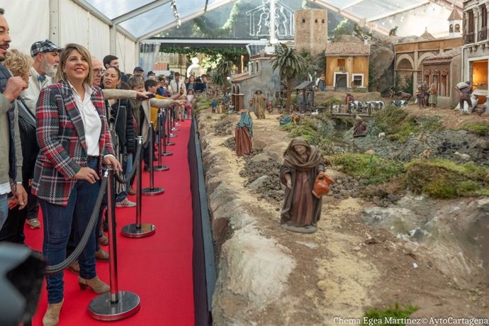 La alcaldesa ha inaugurado el nacimiento, que este año incorpora el acueducto de Perín, las canteras romanas y los antiguos depósitos de agua, que acogen el pesebre