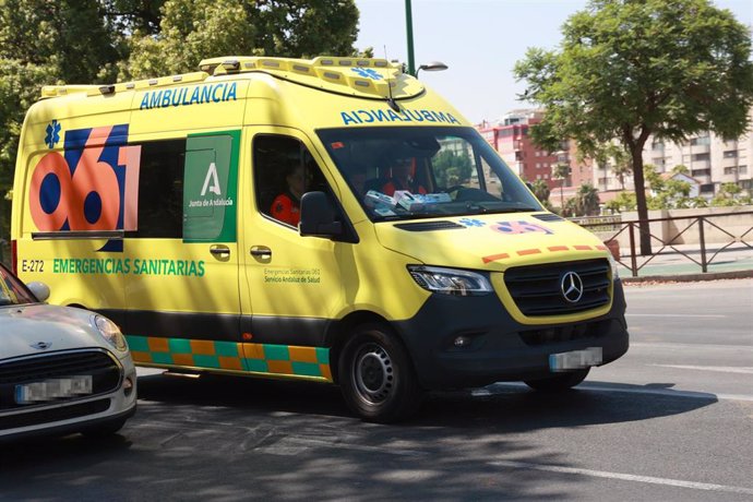 Archivo - Imagen de archivo de una ambulancia del 061 circula por unha calle del centro de Sevilla. A 12 de agosto de 2024, en Sevilla (Andalucía, España).