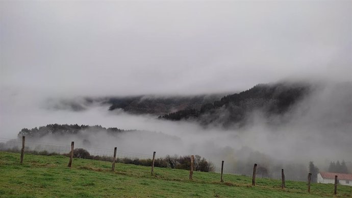 Lluvia y niebla en Karrantza (Bizkaia)