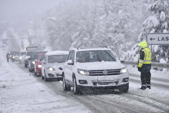 Archivo - Una fila de coches parados en una carretera nevada, a 16 de enero de 2023, en Huesca, Aragón (ARCHIVO)