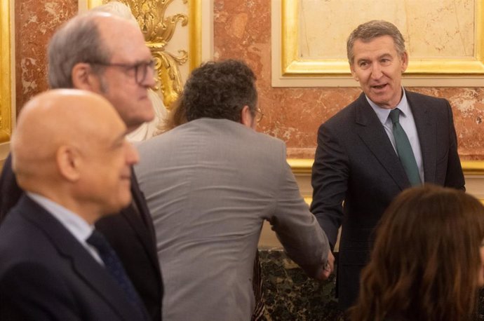 El fiscal general del Estado, Álvaro García Ortiz (i), y el presidente del Partido Popular, Alberto Núñez Feijóo (d), se saludan durante el acto institucional por el Día de la Constitución, en el Congreso de los Diputados, a 6 de diciembre de 2024, en Mad