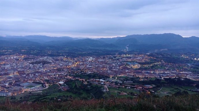 Archivo - Vistas de la ciudad de Oviedo desde el Monte Naranco.