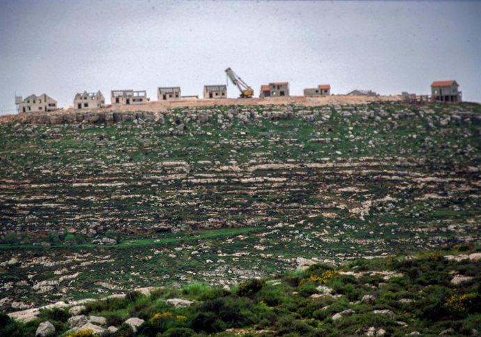 Archivo - April 11, 1988, West Bank, Palestine: An Israeli settlement, Maale Levona, being constructed on a hilltop in the West Bank of Palestine. Photographed from the Nablus Road.